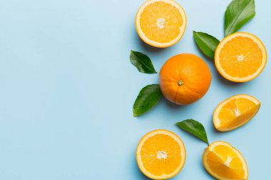 Renkli arka planda taze meyve portakalı dilimleri. Üst Manzara. Uzayı kopyala yaratıcı yaz konsepti. Minimum düzlükte turunçgillerin yarısı kopyalama alanı ile yatar.