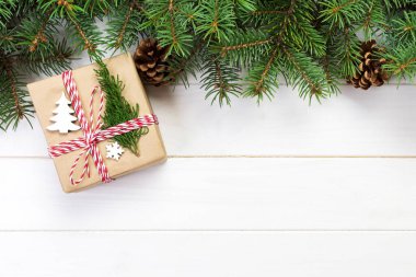 Noel arka plan Noel hediye ile çam dalları ve çam kozalakları kopya ahşap beyaz zemin üzerine düz lay alan, görünümü ana sayfa.