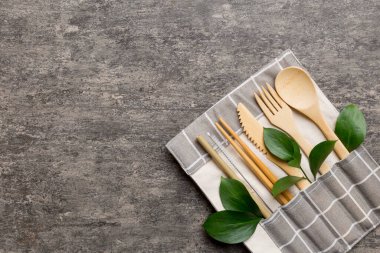 Renkli arka planda mutfak gereçleri olan geri dönüşümlü çevre dostu beyaz eko çanta. Sıfır atık kavramı.