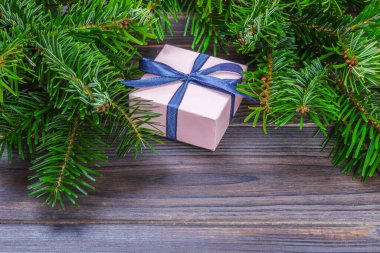 Noel Noel hediyesi çam dalları ile ahşap arka plan üzerinde arka plan. Noel ve mutlu yeni yıl kompozisyon. Düz yatıyordu, en iyi görünümü.