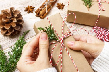 Noel hediye kutusu dekorasyon kadının elleri.