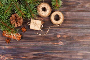 Noel hediyesi kutu. çam dalları ile tarçın ve anason rustik ahşap zemin üzerinde. düz yatıyordu. Mevsimlik selamlar kavramı. Kış tatil kavramı.