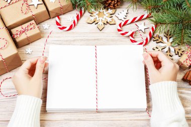 harfler kaydırma ve hediye kutusu, yılbaşı tebrik kartları. Zarf ile mektup, hediyeler, Noel ağaç dalları ve Noel dekorasyonu, üstten görünüm alanı Kopyala.