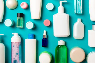 Plastik gövde bakımı şişesi düz kompozisyonu ve renkli arka plan boşluğuna kozmetik ürünler dizayn edilmişti. Beyaz Kozmetik kapları kümesi, kopya alanı ile üst görünüm.