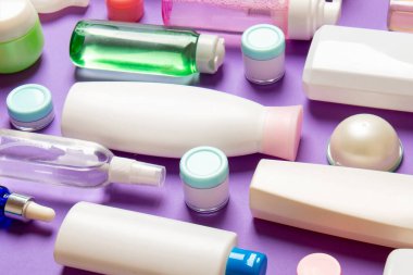 Plastik gövde bakımı şişesi düz kompozisyonu ve renkli arka plan boşluğuna kozmetik ürünler dizayn edilmişti. Beyaz Kozmetik kapları kümesi, kopya alanı ile üst görünüm.