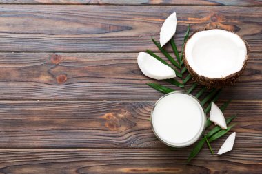 Beyaz tahta arka planda hindistan cevizi ürünleri. Sütsüz süt yerine içecek, yassı sağlıklı yiyecekler..