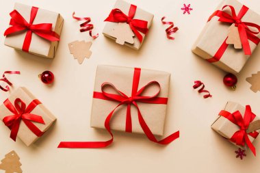 Renkli kurdeleli Noel Kraft hediye kutusu. Samimi Noel natürmortu, doğum günü ya da yeni yıl.