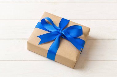 Paketlenmiş Noel ya da renkli kurdeleli el yapımı el yapımı diğer Noel hediyeleri. Hediye kutusu, hediye süslemesi, kopya alanı ile üst görünüm.