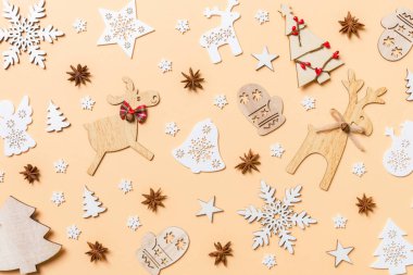 Turuncu arka planda şenlik dekorasyonlar ve oyuncaklar. Mutlu Noeller..