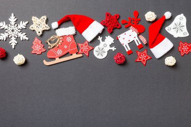 Siyah arka planda yeni yıl süslemeleri. Tasarımınız için boş alana sahip Mutlu Noeller konsepti.