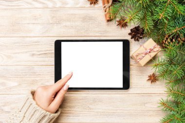 Noel online alışveriş. El değmek perde tablet, ahşap Bankamatik, kopya alanı üzerinde üstten görünüm. Kış tatil satış arka plan.