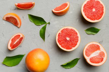 Renkli arka planda sulu greyfurt dilimli taze meyve greyfurdu. Üst Manzara. Uzayı kopyala yaratıcı yaz konsepti. Minimum düzlükte turunçgillerin yarısı kopyalama alanı ile yatar.