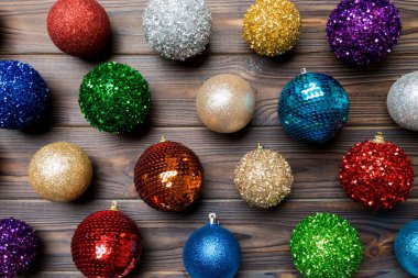 Ahşap arka planda yaratıcı tatil takılarının en üst görüntüsü. Noel süsü konsepti.