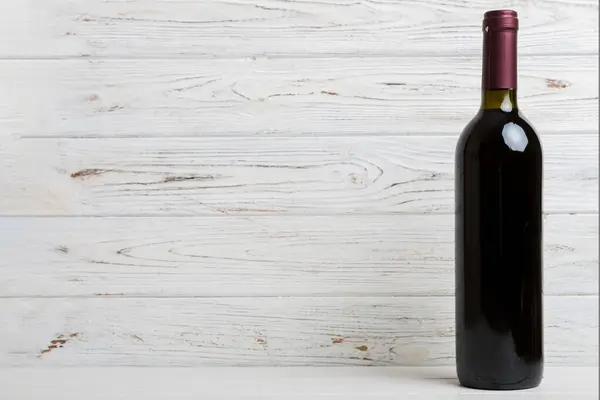 Una Bottiglia Vino Rosso Sulla Tavola Colorata Layout Piatto Vista Immagini Stock Royalty Free