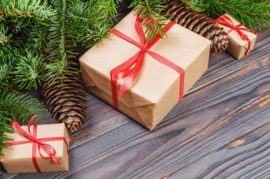 Noel hediye kutusu. Noel siyah tahta masada kırmızı kutuları sunar. Düz kopya alanı ile yatıyordu.