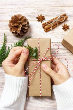 Noel hediye kutusu dekorasyon kadın elleri. Noel hediye kutusu dekorasyon kadının elleri.