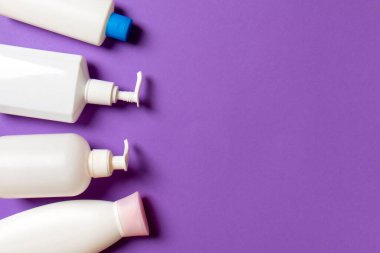 Renkli arkaplanda izole edilmiş Beyaz Kozmetik konteynırları seti, fotokopi alanı ile üst görünüm. Senin için bir grup plastik kaplar ve boş bir yer tasarladın..