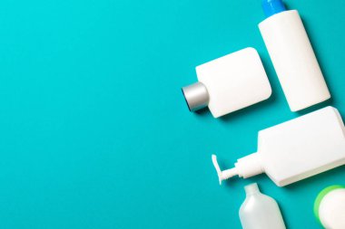 Renkli arkaplanda izole edilmiş Beyaz Kozmetik konteynırları seti, fotokopi alanı ile üst görünüm. Senin için bir grup plastik kaplar ve boş bir yer tasarladın..