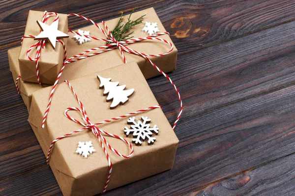 Рождественская Подарочная Коробка Украшена Снежинкой Деревянном Фоне Стоковое Фото