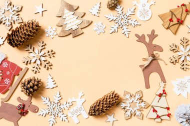 Turuncu arka planda yeni yıl oyuncakları ve dekorasyonları. Tasarımınız için boş alana sahip Noel zamanı kavramı.