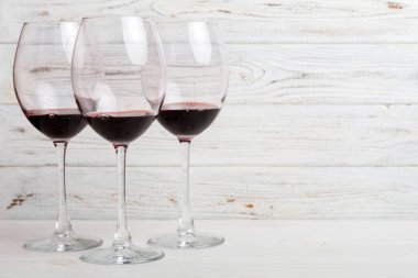 Şarap tadımında bir sürü kırmızı şarap. Renkli arka planda kırmızı şarap kavramı. Üst görünüm, düz dizayn.