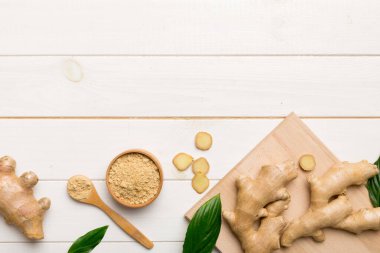 Kesme masasında zencefil, üst manzara. Metin için boşluk.