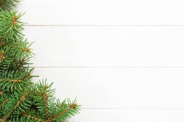 Noel ahşap arka plan köknar ağacı ile. Metniniz için kopya alanı ile üstten görünüm.