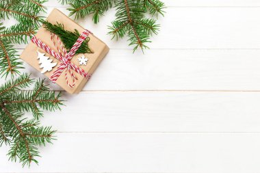 Noel arka plan Noel hediye ile çam dalları kopya ahşap beyaz zemin üzerine düz lay alan, görünümü ana sayfa.