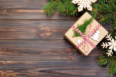 Noel arka plan Noel hediyesi çam dalları ve kar tanesi kopya ahşap beyaz zemin üzerine düz lay alan, görünümü ana sayfa.