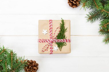 Noel köknar ağacı ve hediye kutusu ahşap masa üzerinde arka plan. Tasarımınız için kopya alanı ile üstten görünüm.