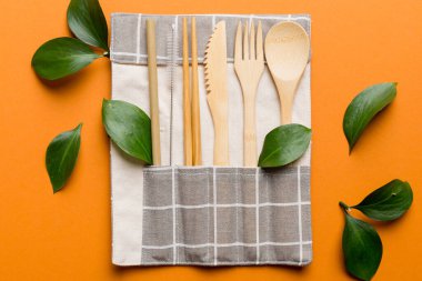 Renkli arka planda mutfak gereçleri olan geri dönüşümlü çevre dostu beyaz eko çanta. Sıfır atık kavramı.