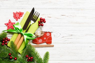 Yeni yıl ahşap arka planındaki şenlikli çatal bıçak takımının en üst görüntüsü. Tasarımınız için boş yeri olan Noel süslemeleri. Tatil yemeği konsepti.