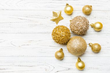 Yeni yıl mücevherleri ve ahşap arka planda süslemeler. Noel zamanı konseptinin en üst görüntüsü. Boşluğu kopyala.