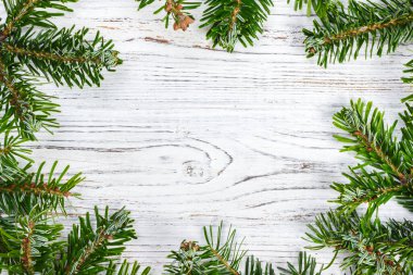 Noel çam yapılmış kare yuvarlak ağaç dalları eski ahşap tahta üzerinde. Metin için yer. Üstten Görünüm.