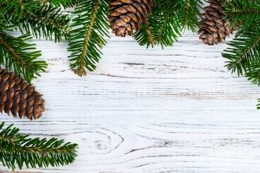 Noel ağacı dalları ile koni Beyaz ahşap doku tasarımlarınız için hazır. Kış tatil arka plan.