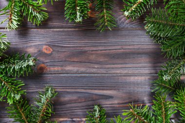 Noel çam yapılmış kare yuvarlak ağaç dalları eski ahşap tahta üzerinde. Metin için yer. Üstten Görünüm.