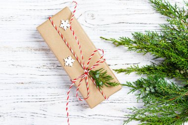 Kahverengi kağıt üzerinde şık Noel hediye kutusu görüntüler.