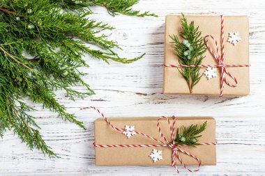 Arka plan, Noel ve yeni yıl düz kompozisyon Xmas süslemeleri ve çam dalları, düz yatıyordu yapılmış.