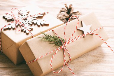 Ahşap kaplamalı Noel hediyesi kutusu. Ayarlanmış.