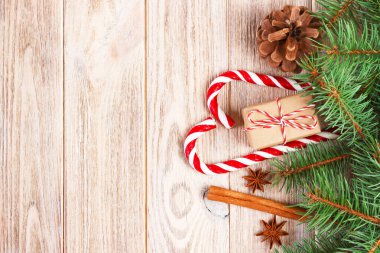 Noel hediyesi, şekerler ve ahşap arka plan üzerinde kar taneleri.