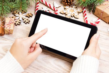 Tablet bilgisayar kız ellerinde. Tablet bilgisayarınızla kırmızı hediye kutusu, Noel candy ve çam dalları. Metin için özgür yer. Üstten Görünüm. Uzay kopyalayın. Portre.