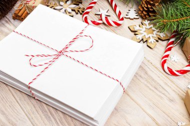 Zarf kağıt üzerinde Noel arka plan - köknar dalı, çam kozalakları, kırmızı kurdele, star ve tatlılar kalp boş levha ile. Senin metin için yer.