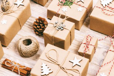 Mutlu Noeller ve yeni yıl konsepti için düz bir nesne. Hediye kutusuyla aksesuarları karıştırın ve Noel sezonu için süslemeler yapın. Ayarlanmış.