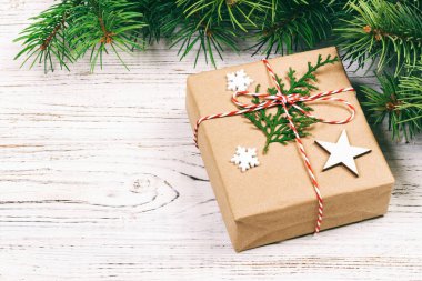 Noel hediye kutuları, Noel süsü ve beyaz ahşap arka planda köknar ağacı. Üst Manzara. Ayarlanmış.