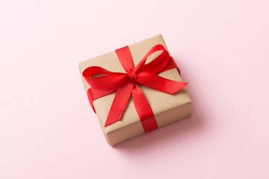 Paketlenmiş Noel ya da renkli kurdeleli el yapımı el yapımı diğer Noel hediyeleri. Hediye kutusu, hediye süslemesi, kopya alanı ile üst görünüm.