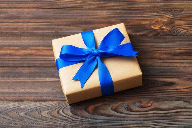 Paketlenmiş Noel ya da renkli kurdeleli el yapımı el yapımı diğer Noel hediyeleri. Hediye kutusu, hediye süslemesi, kopya alanı ile üst görünüm.