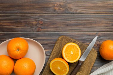 Masada taze olgun portakallar var. Üst Görünüm Düz.