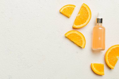 Portakal meyveli şişeler ahşap arka planda gerekli yağ. Kopyalama alanı olan alternatif tıp üst görünümü.