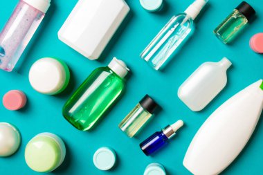 Plastik gövde bakımı şişesi düz kompozisyonu ve renkli arka plan boşluğuna kozmetik ürünler dizayn edilmişti. Beyaz Kozmetik kapları kümesi, kopya alanı ile üst görünüm.