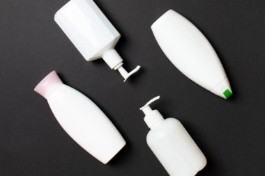 Renkli arkaplanda izole edilmiş Beyaz Kozmetik konteynırları seti, fotokopi alanı ile üst görünüm. Senin için bir grup plastik kaplar ve boş bir yer tasarladın..